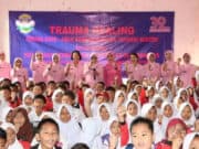 Istri Akpol ’84 dan Bhayangkari Banten Beri Bantuan Tsunami