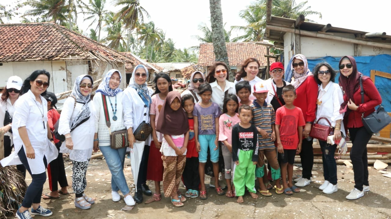 Istri Akpol ’84 dan Bhayangkari Banten Beri Bantuan Tsunami
