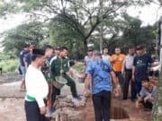Ajak Warga Gotong Royong, Babinsa Bersama Binamas Bangun Gapura