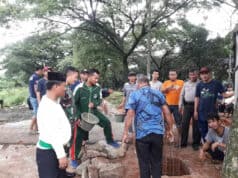 Ajak Warga Gotong Royong, Babinsa Bersama Binamas Bangun Gapura Ajak Warga Gotong Royong, Babinsa Bersama Binamas Bangun Gapura