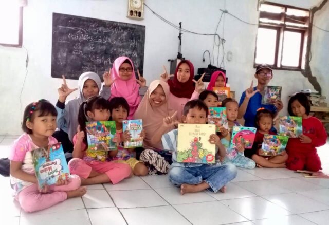 Pegiat Literasi Kecamatan Sajira Menggelar Aksi Gelaran Buku