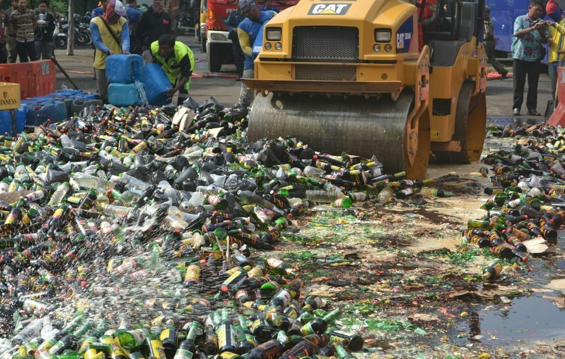 HUT Ke- 26 Kota Tangerang, Ribuan Botol Miras Dimusnahkan