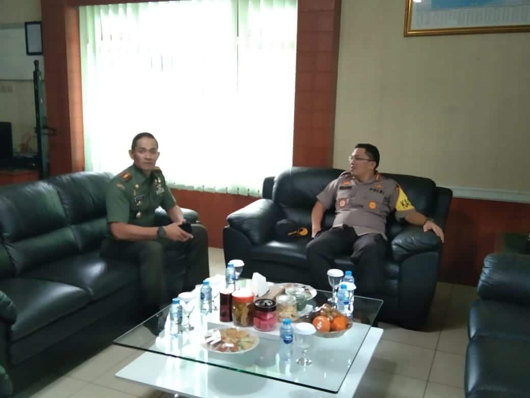 Dandim 0506/Tgr Terima Kunjungan Kapolres Metro Tangerang Kota : TNI Polri Solid