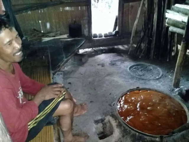 Nyoletan: Tradisi Menikmati Gula Aren Muda yang Masih Cair