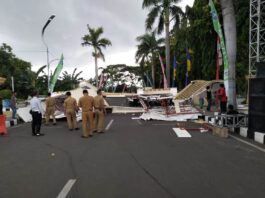 Gapura MTQ Ke- XVI Kota Tangerang Roboh