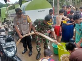 Banjir, Polsek Cisauk Bersama Danramil Serpong Suplai Air Bersih
