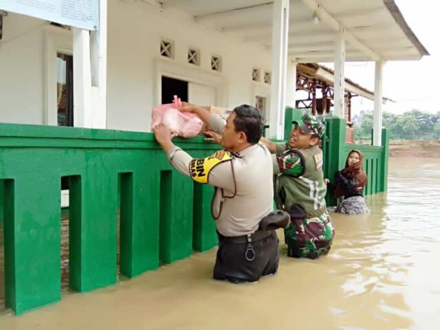 Sungai Cisadane Meluap, Dandim 0506/Tgr Bantu Korban Banjir