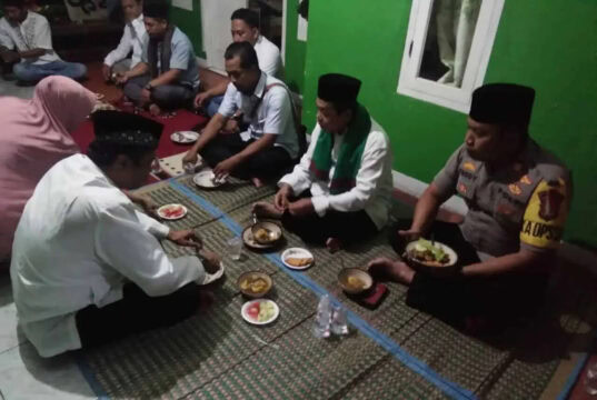 Kapolsek Cisauk dan Camat Setu Bukber Bersama Warga Sengkol Kapolsek Cisauk dan Camat Setu Bukber Bersama Warga Sengkol