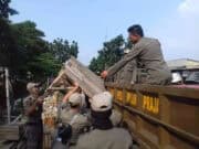 Selalu Dikeluh Warga, Satpol PP Tertibkan Puluhan Lapak PKL di Sipon