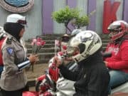 Polresta Tangerang Bagikan Cokelat dan Bunga Dalam Operasi Kalimaya 2019