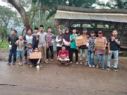 Pemuda Kampung Gunung Kancana Bagikan Takjil Bagi Pengendara
