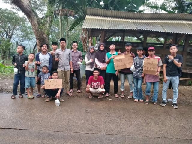 Pemuda Kampung Gunung Kancana Bagikan Takjil Bagi Pengendara