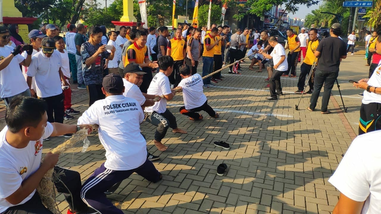 Sambut HUT Bhayangkara ke 73, Polsek Cisauk Adakan Senam Sehat Bersama Warga