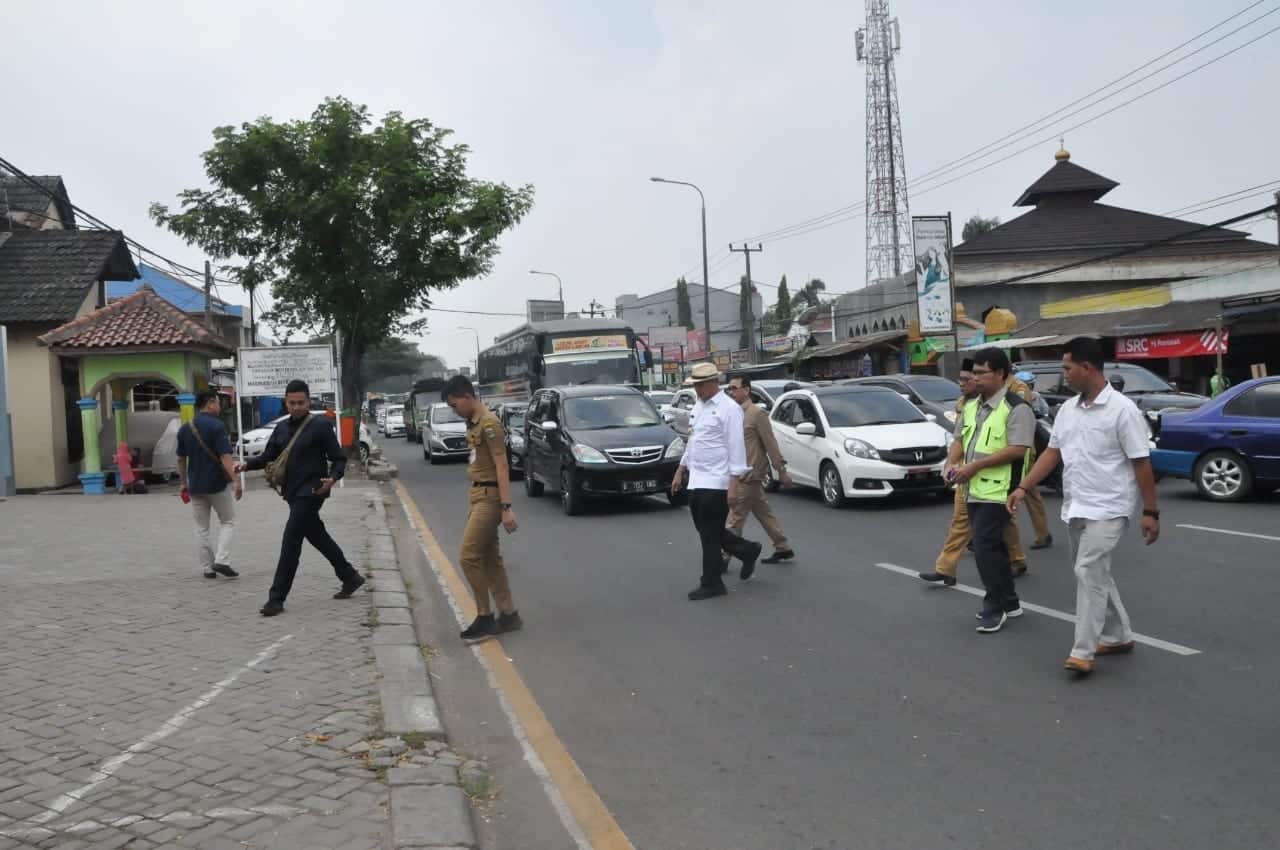 Jalan Kaki Gubernur Sidak Jalur Padat di Kota Serang