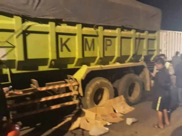 Ugal Ugalan, Truk Tanah Lindas Pemotor Hingga Tewas