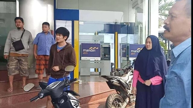 ATM Error, Nasabah Panik Datangi Mandiri Kisamaun Kota Tangerang