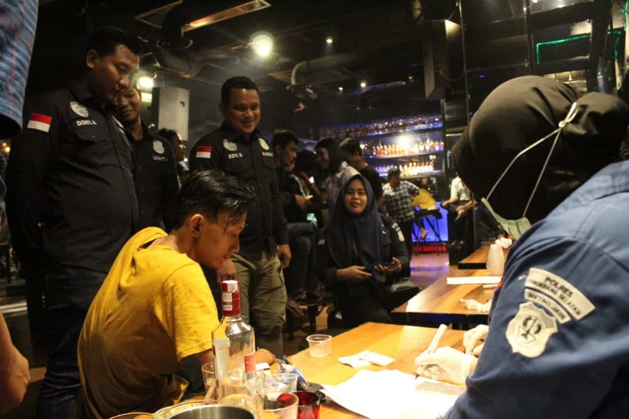 Aparat Gabungan Razia Sejumlah THM di Tangerang Selatan 