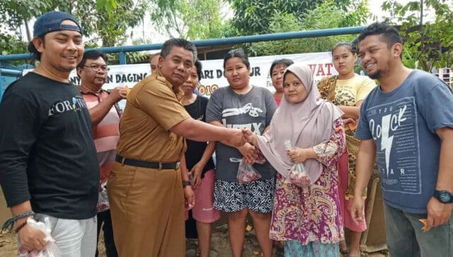 Forwat Salurkan Ratusan Paket Daging Qurban