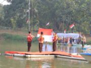 Berbeda, Ratusan Aktivis Upacara Bendera di Tengah Sungai Cisadane