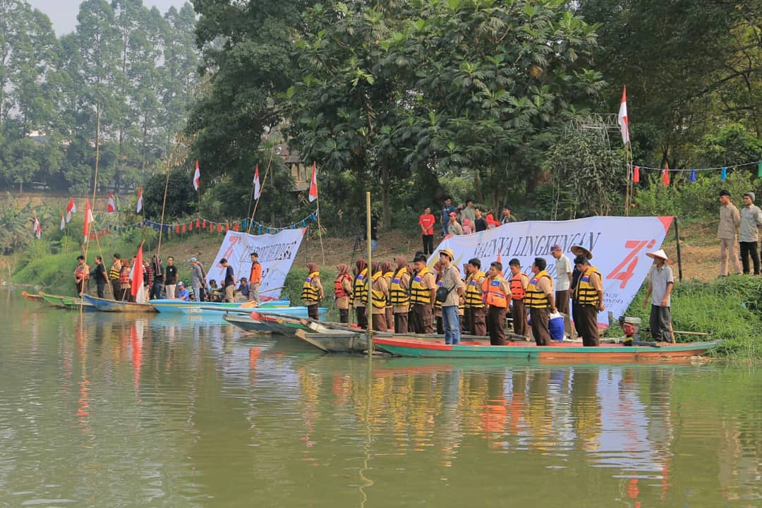 Unik, Aktivis Upacara Pengibaran Bendera di Tengah Sungai Cisadane