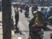 Jaga Kelancaran Aksi Massa Buruh, Wakapolsek Karawaci Urai Lalin