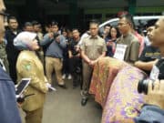 Protes Layanan Sesui SOP, Aktivis Lakukan Aksi Teatrikal Bopong Mayat