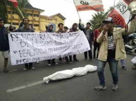 Sindir Walikota Tangerang, Mahasiswa Galang Koin Buat Beli Ambulance