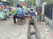 Dikeluh Warga, Drainase di Depan RSUD Kab. Tangerang Berisi Sampah