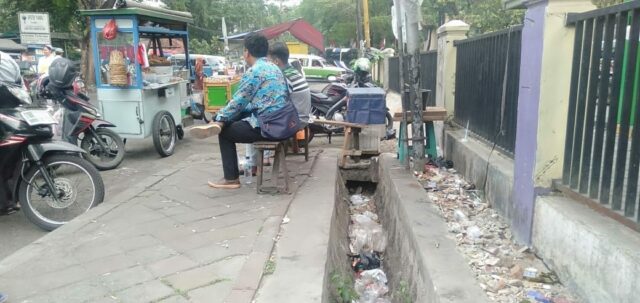 Dikeluh Warga, Drainase di Depan RSUD Kab. Tangerang Berisi Sampah