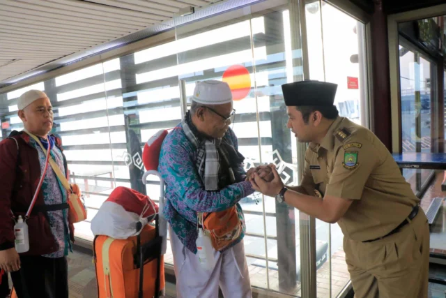 Arief Sambut Kedatangan Jamaah Haji Asal Kota Tangerang di Bandara Soetta