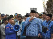 Diacungi Jempol, Gubernur Banten Temui Langsung Demonstran