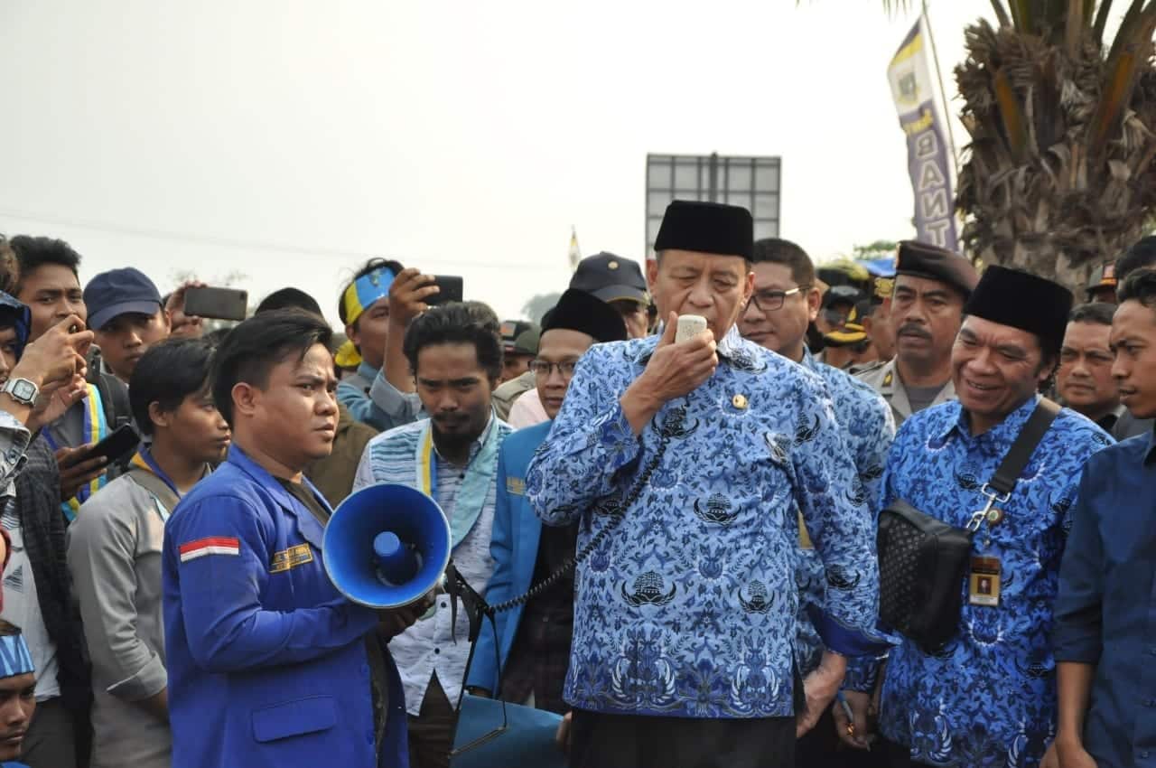 Diacungi Jempol, Gubernur Banten Temui Langsung Demonstran