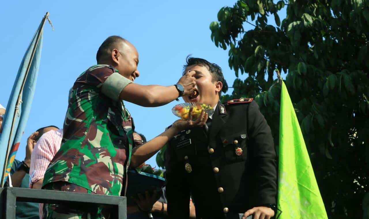 Gunakan Mobil Komando Polisi di Tangerang Sambangi Markas TNI Ucapkan HUT ke-74