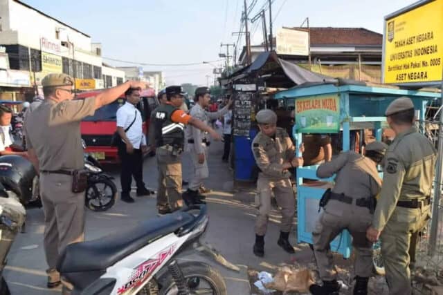 Satpol PP Tertibkan PKL di Pasar Serpong