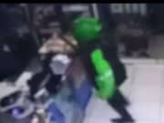Viral, Kawanan Rampok Gasak Mini Market, Satu Pelaku Berseragam Ojol