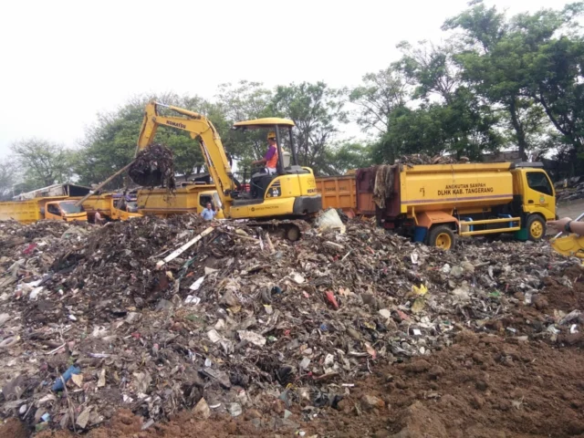 700 Ton Sampah Menumpuk Disungai, DLHK Kabupaten Tangerang Kerahkan 30 Truk