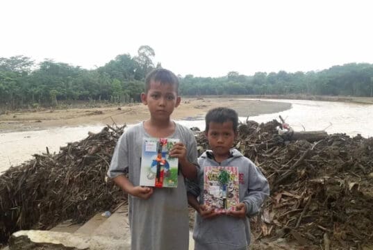 Melalui Gerakan Cepcep Ciberang, Komunitas Akar Pohon Bagikan Paket Buku Tulis Melalui Gerakan Cepcep Ciberang, Komunitas Akar Pohon Bagikan Paket Buku Tulis