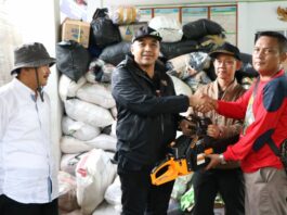 Didampingi Wakil Bupati Lebak, Bupati Tangerang Tinjau Korban Banjir di Kabupaten Lebak