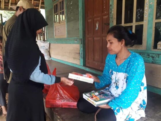 Melalui Gerakan Cepcep Ciberang, Komunitas Akar Pohon Bagikan Paket Buku Tulis