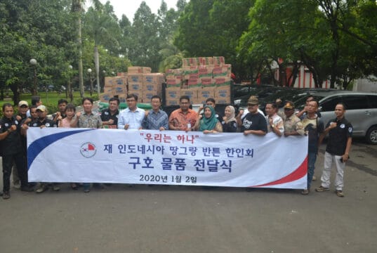 Warga Korea Bersama Jaring 426 KODIM 0506/Tgr, Salurkan Bantuan Untuk Korban Banjir