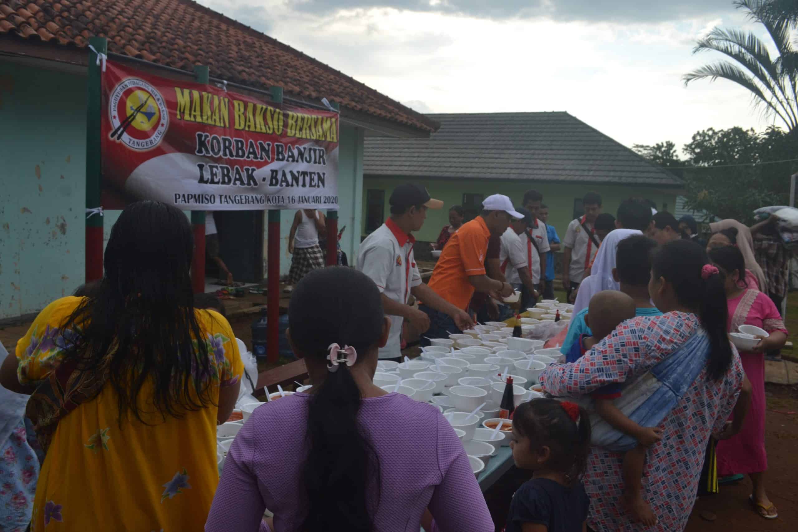PAPMISO Tangerang Gelar Makan Bakso Bersama Korban Bencana Alam Lebak di Pengungsian DODIKLATPUR