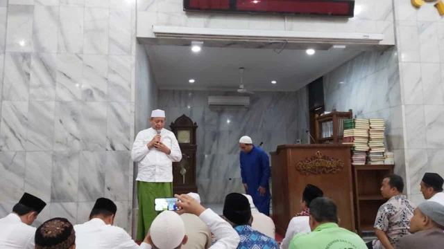 Gubernur Banten Jumatan Bersama Warga Terdampak Banjir di Masjid Pinang Griya