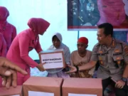 Sambangi Korban Banjir, Kaporesta Tangerang Serahkan Paket Sembako