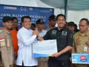 Bantu Banjir, Sekda Maesyal Terima Langsung Bantuan BUMN Peduli