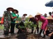 Antisipasi Bencana Alam, Polresta Tangerang Tanam 250 Pohon