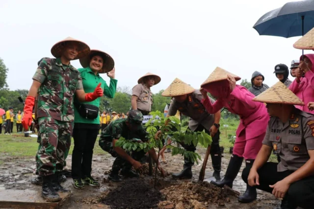 Antisipasi Bencana Alam, Polresta Tangerang Tanam 250 Pohon