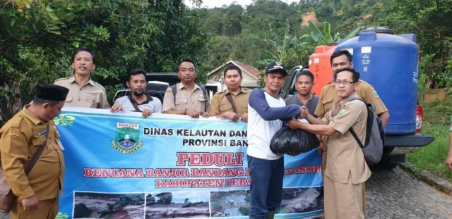 Dinas Kelautan dan Perikanan Banten Salurkan Bantuan Untuk Korban Bencana Di Lebak