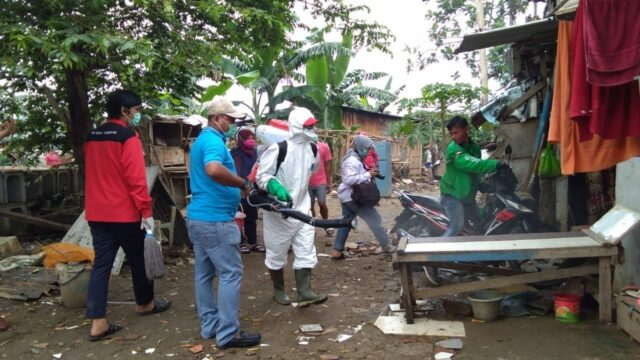 Pasca Banjir, PMI Kota Tangerang Semprot Desinfektan di Pinang