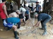Satbrimob Polda Banten Bersihkan Puing Pasca Bencana Lebak