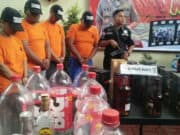 Racik dan Jual Miras Berkelas Tapi Palsu, 4 Pelaku Diamankan Polisi Bandara